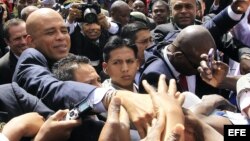 El presidente haitiano, Michel Martelly, saluda a sus compatriotas (Archivo).