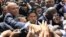 El presidente haitiano, Michel Martelly, saluda a sus compatriotas (Archivo).