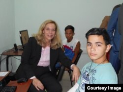 Olga posó junto a jóvenes cubanos en un Centro de Internet en Artemisa.
