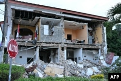 Esta imagen muestra el edificio de la Gobernación de Penonomé colapsado tras el terremoto.