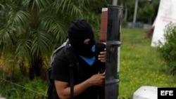 Un manifestante se proteje de la represión este sábado en Managua, Nicaragua