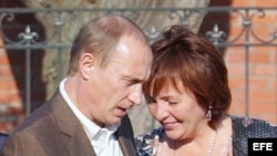 ARCHIVO. Vladimir Putin (d) hablando con su esposa Lyudmila en Strelna (Rusia).