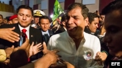 Ecuador's president Rafael Correa meets to Ecuadorean citizens living in Caracas, Venezuela, on 29 July 2013. Correa is in this country in an official visit where he met to his Venezuelan counterpart, Nicolas Maduro. EFE/Miguel Gutierrez