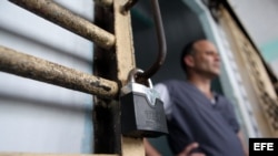Un recluso permanece en la puerta de su celda, en la prisión Combinado del Este, en La Habana (Cuba).