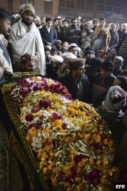 Varias personas asisten al funeral de uno de los estudiantes asesinados en el ataque talibán contra un colegio gestionado por el Ejército en Peshawar, Pakistán, el 16 de diciembre del 2014.