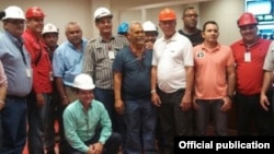 Trabajadores cubanos posan en una foto de Coropelec Venezuela.