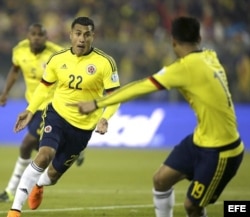 El defensa colombiano Jeison Murillo (i) celebra el gol marcado a la selección brasileña durante el partido Brasil-Colombia, del Grupo C.