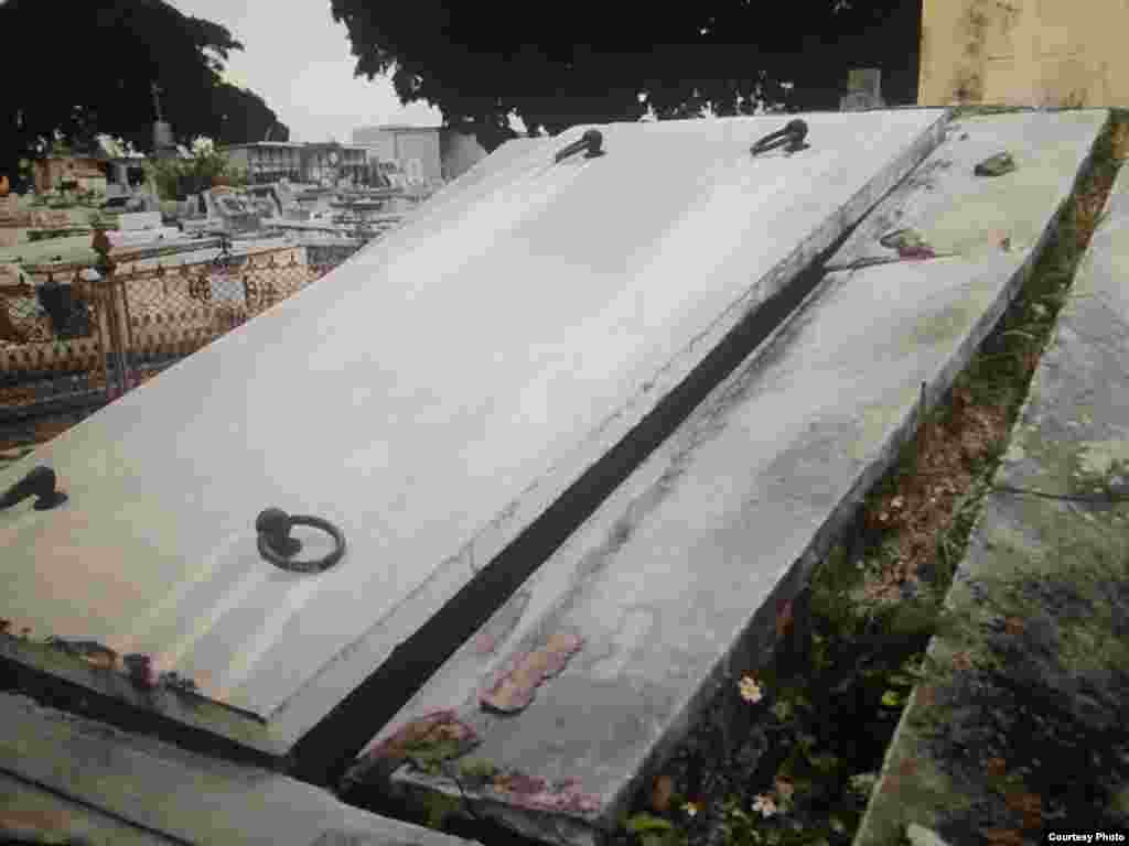 Tumbas abiertas en el cementerio de La Habana.