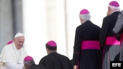 El papa Francisco saluda a los obispos tras celebrar la audiencia general.