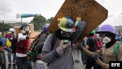Manifestantes se enfrentan con las fuerzas de seguridad durante una protesta en Caracas.
