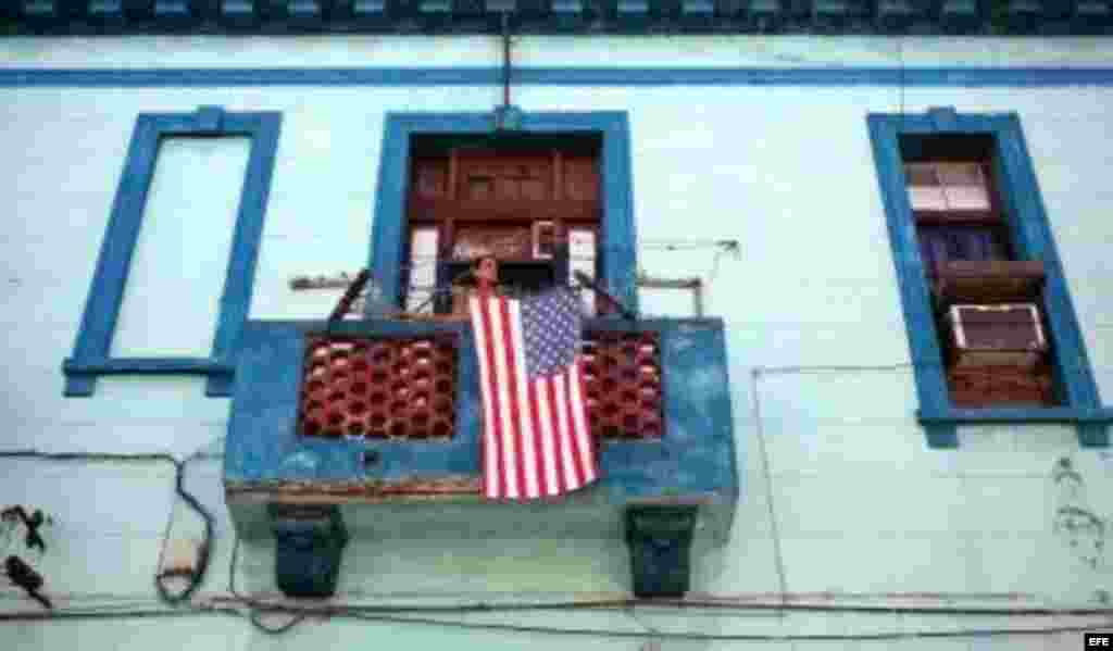 Los balcones lucen la bandera del eterno enemigo, EEUU, luego del reinio de relaciones entre el pa&iexcl;s del norte y la isla.