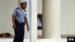 Fotografía de archivo de un policía cubano. EFE/Alejandro Ernesto