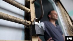 Un recluso permanece en la puerta de su celda, en la prisión Combinado del Este, en La Habana (Cuba). Foto de archivo