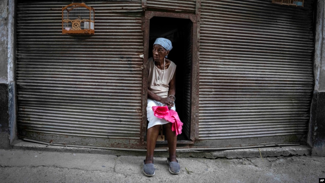 Una anciana vende bolsas de plástico en una calle de La Habana.