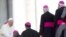 El papa Francisco saluda a los obispos tras celebrar la audiencia general.