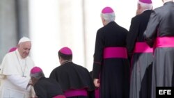  El papa Francisco (izda) saluda a un grupo de obispos tras celebrar la audiencia general.
