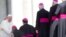  El papa Francisco (izda) saluda a un grupo de obispos tras celebrar la audiencia general.