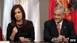 La presidenta de Argentina, Cristina Fernández (i), y su homólogo chileno, Sebastián Piñera (d). 