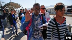 Migrantes cubanos procedentes de Panamá caminan hacia territorio estadounidense en un punto fronterizo de Ciudad Juárez, México.