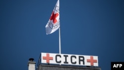 Una fotografía tomada el 11 de septiembre de 2023 muestra una bandera en lo alto de la sede del Comité Internacional de la Cruz Roja (CICR).