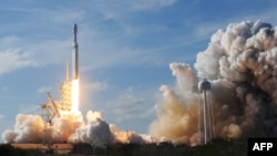 El SpaceX Falcon es lanzado desde el Pad 39A en el Centro Espacial Kennedy en Florida, el 6 de febrero de 2018.