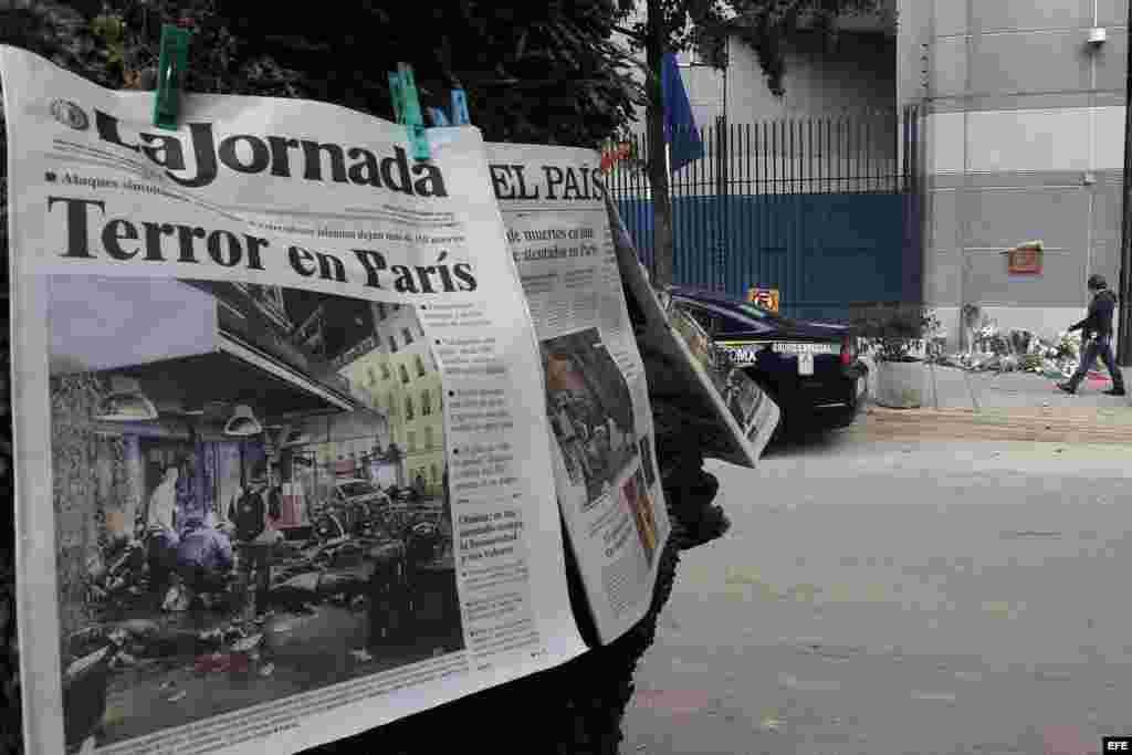 Portadas de los diarios anuncian la tragedia mientras ciudadanos mexicanos colocan flores a las afueras de la embajada de Francia. EFE