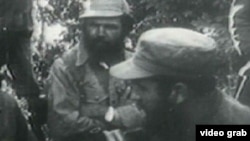 Huber Matos junto a Fidel Castro (derecha).