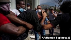 Agentes de civil arrestan violentamente a los manifestantes el 11 de julio en La Habana. (AP/Ramón Espinosa)