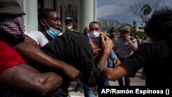 Agentes de civil arrestan violentamente a los manifestantes el 11 de julio en La Habana.