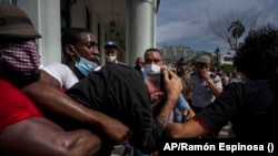 Agentes de civil arrestan violentamente a los manifestantes el 11 de julio en La Habana.