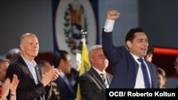 Carlos Vecchio, embajador de la República de Venezuela ante los Estados Unidos, con el brazo en alto.