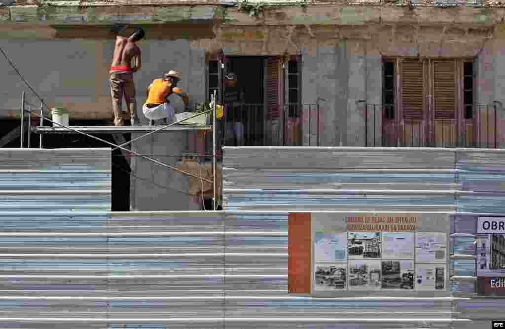 Obreros trabajan en la restauración de un viejo edificio hoy, lunes 10 de noviembre de 2014, en La Habana