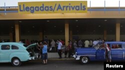 Taxis particulares o "boteros" esperan a la salida del Aeropuerto Internacional José Martí.