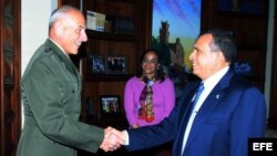 Fotografía cedida por la Casa Presidencial hondureña donde se ve al presidente de Honduras, Porfirio Lobo (d), saludando al nuevo jefe del Comando Sur de Estados Unidos, John Kelly.