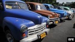 Detalle de varios viejos autos de fabricación estadounidense convertidos en taxis particulares.