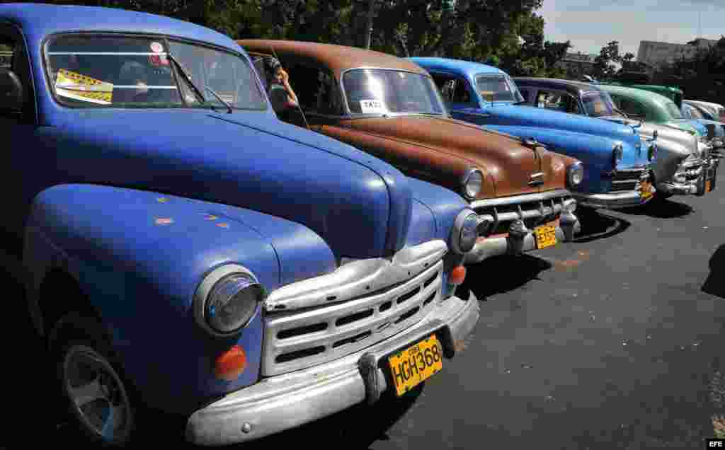 Detalle de varios viejos autos de fabricación estadounidense convertidos en taxi particular.