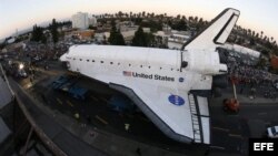 El transbordador Endeavour en su última jornada hacia el Centro Científico de California, en Los Ángeles, California. 