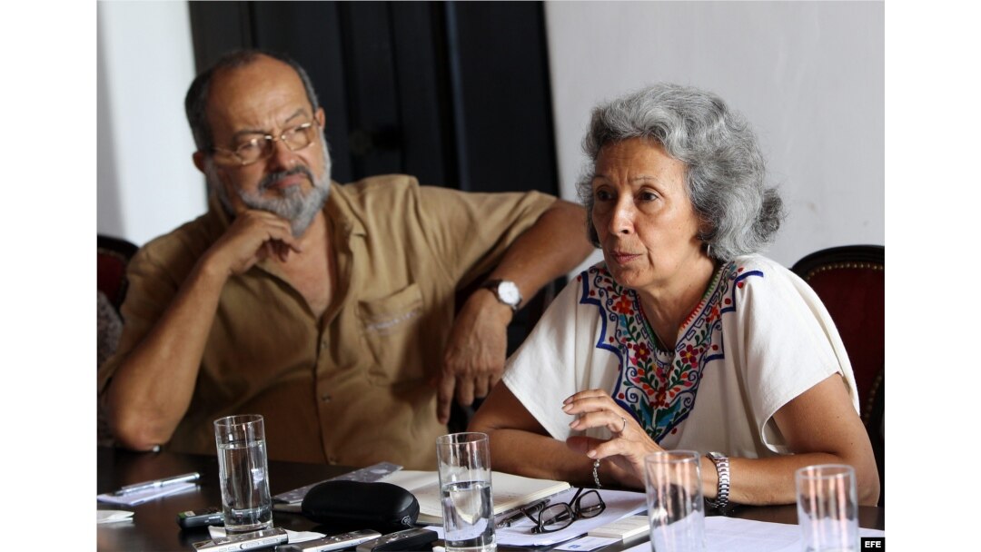 Alquimia Peña (d), directora general de la Fundación del Nuevo Cine Latinoamericano, conversa con la prensa junto al nuevo director (interino) de la escuela, Jerónimo Labrada (i).