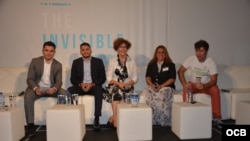 Panel Internet in Cuba: A reality check. De izq. a der. Yusnaby Pérez, Eliécer Avila, Regina Coyula, Joanna Columbié y Salvi Pascual