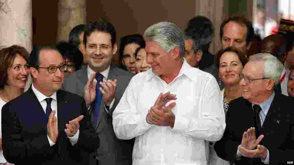 El presidente de Francia François Hollande (i); el vicepresidente de Cuba, Miguel Díaz-Canel (c), y el historiador de La Habana, Eusebio Leal (d), participan en la inauguración de la nueva sede de la Alianza Francesa.