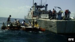 Miembros de la Armada de México dan auxilio a una balsa con ciudadanos cubanos, frente a las costas del estado de Yucatán.