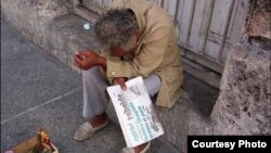 Las pobres pensiones y el creciente costo de los alimentos obligan a muchos ancianos a mendigar en Cuba.