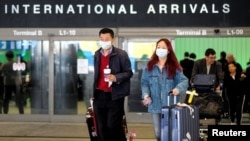 Pasajeros procedentes de Shanghai, China, arriban al aeropuerto internacional de Los Angeles, en California el 26 de enero. (REUTERS/Ringo Chiu)