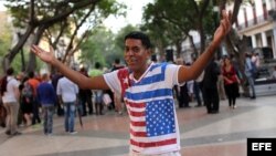 Un hombre posa con una camiseta con las banderas de EEUU y Cuba, el 20 de enero de 2016, en el Paseo del Prado de La Habana.