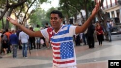 Un hombre posa con una camiseta con las banderas de Cuba y EEUU el 20 de enero de 2016, en el Paseo del Prado de La Habana (Cuba).