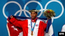 El boxeador cubano Yuriorkis Gamboa posa con la medalla de oro ganada en las olimpíadas de Grecia de 2004. 