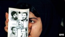 Una estudiante iraní reformista muestra en la universidad de AmirKabir de Teherán las fotos de periodistas encarcelados durante una manifestación