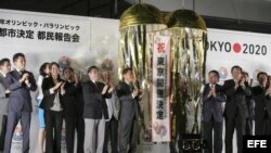 Foto de archivo. El gobernador de Tokio, Naoki Inose (centro izda), celebra la victoria de la candidatura de Tokio para celebrar los Juegos Olímpicos de 2020 con las delegaciones de la candidatura olímpica.