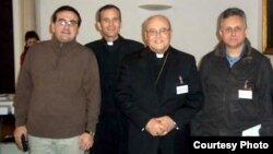Editores de la revista Espacio Laical Lenier González (izq.) y Roberto Veiga (der.) posan junto al Cardenal Jaime Ortega