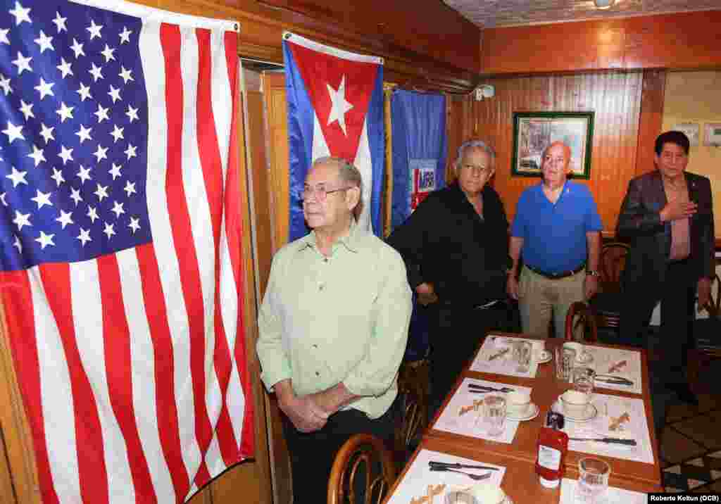 Miembros del Movimiento Recuperación Revolucionaria durante el desayuno que se celebró en el restaurante La Carreta en la Ciudad de Coral Gables.
